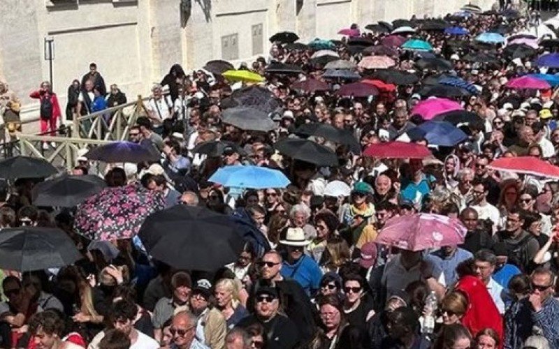 Aproximadamente 200 mil pessoas devem se despedir do papa Francisco até sexta-feira | abc+