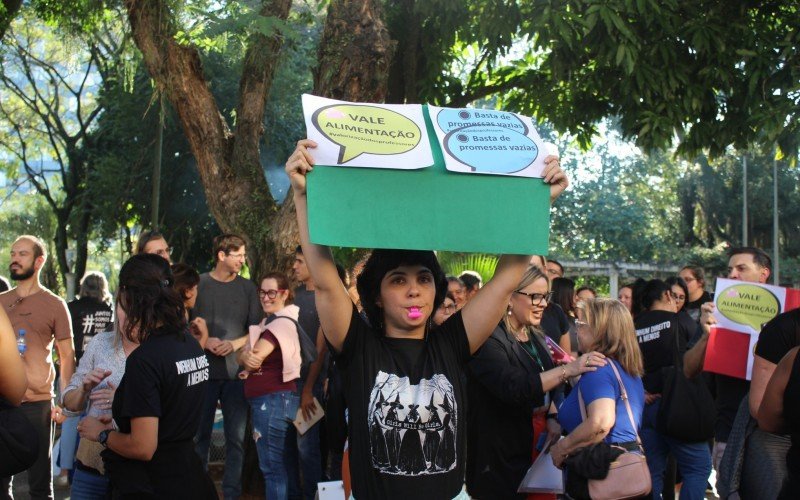 Professora Caroline Tavares Passos participou do ato na frente da Prefeitura de Canoas | abc+