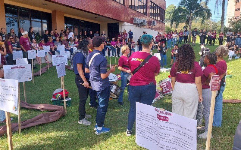 No final de abril, professores realizaram um protesto no pátio do Centro Administrativo, reivindicando a reposição salarial. | abc+