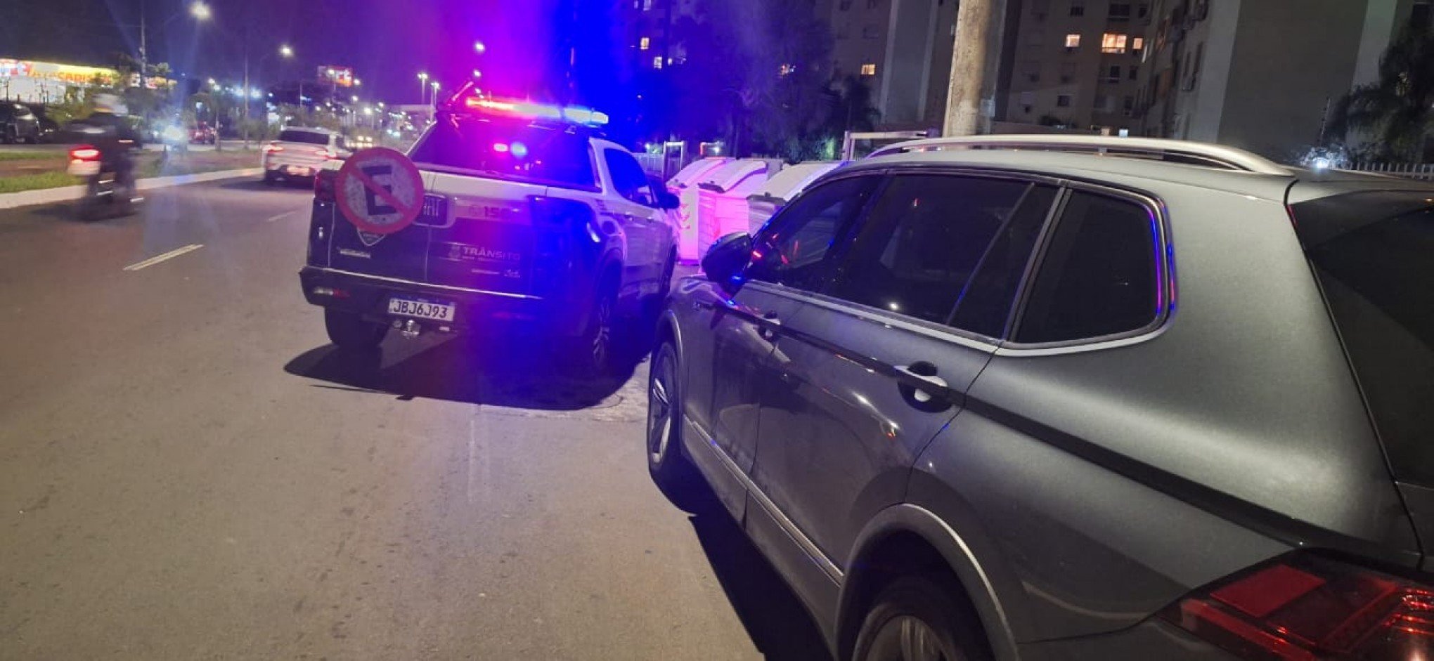Homem é flagrado arrancando placa de sinalização na Avenida Farroupilha, em Canoas