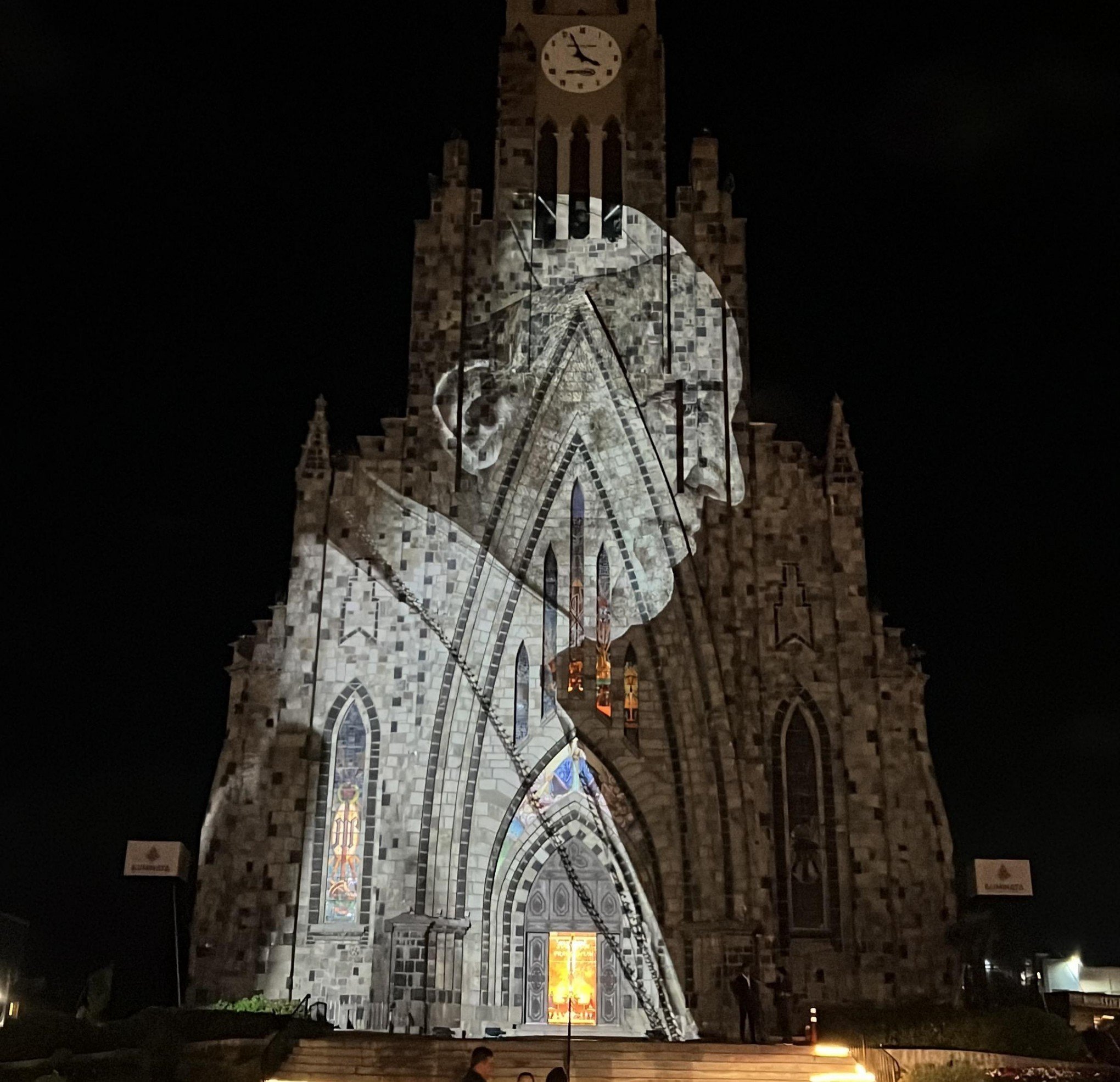 Imagem do papa Francisco projetada na Catedral de Pedra emociona fiéis em Canela