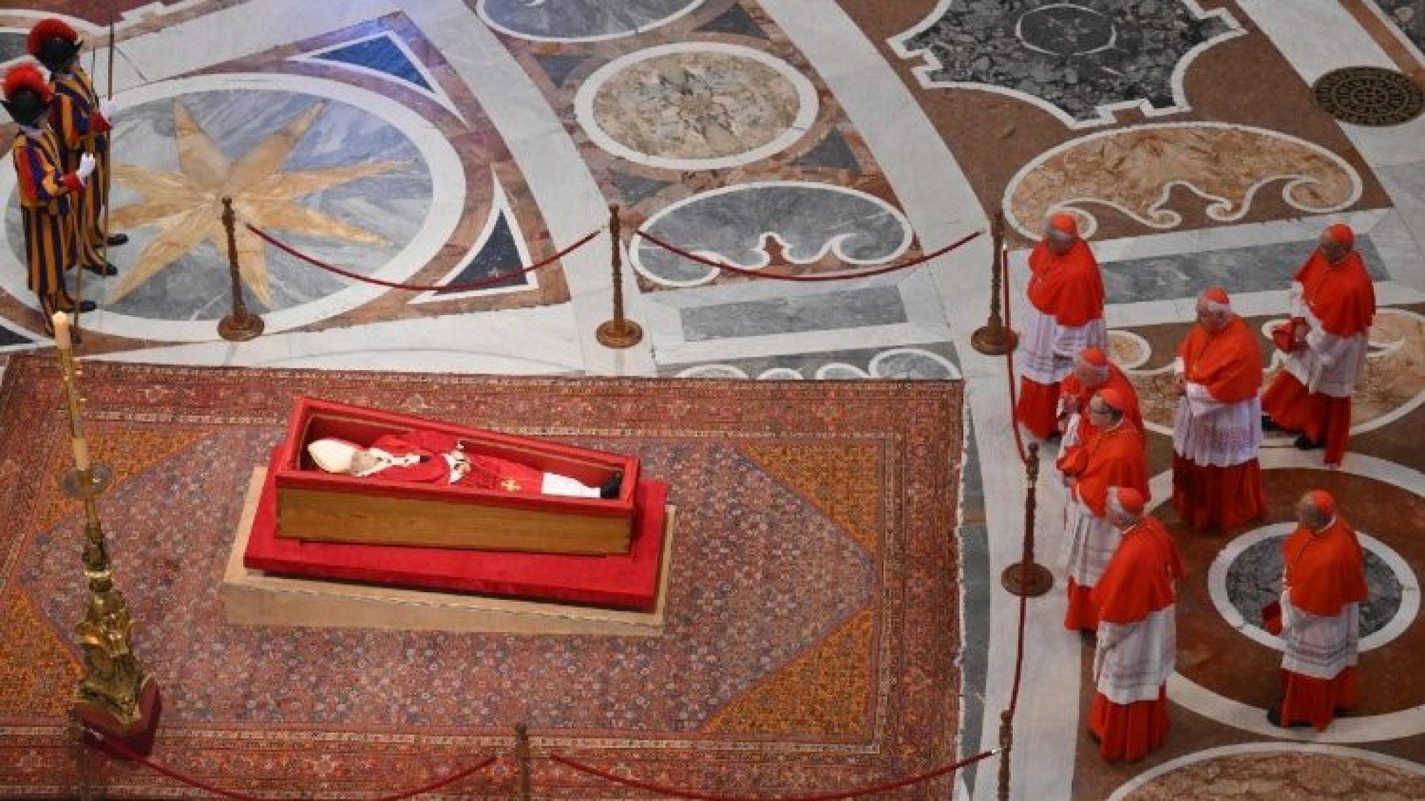 Corpo do papa Francisco chega à Basílica de São Pedro; milhares de fiéis são esperados no velório