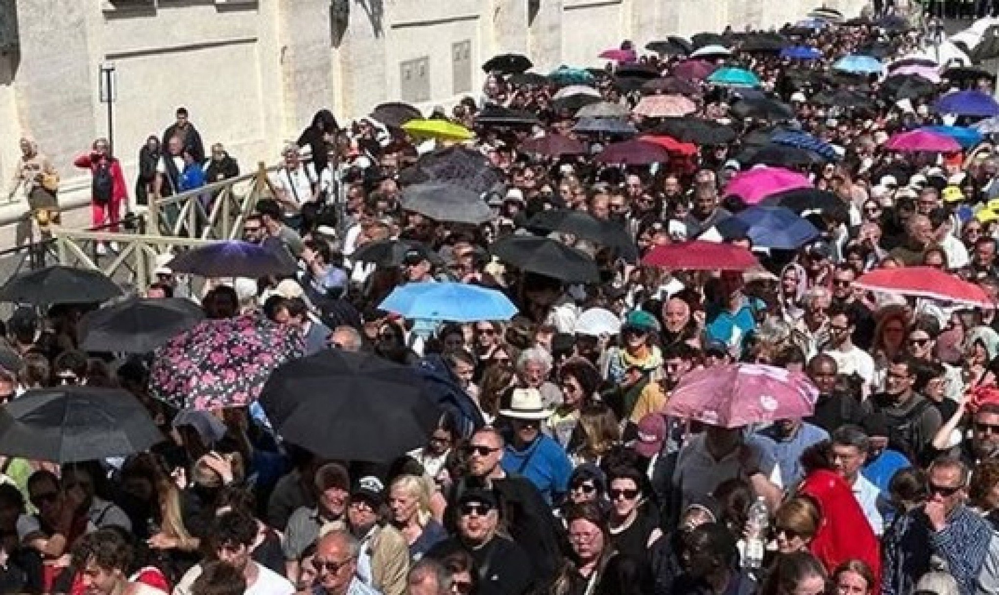 AO VIVO: Fiéis formam filas enormes para se despedir do papa Francisco
