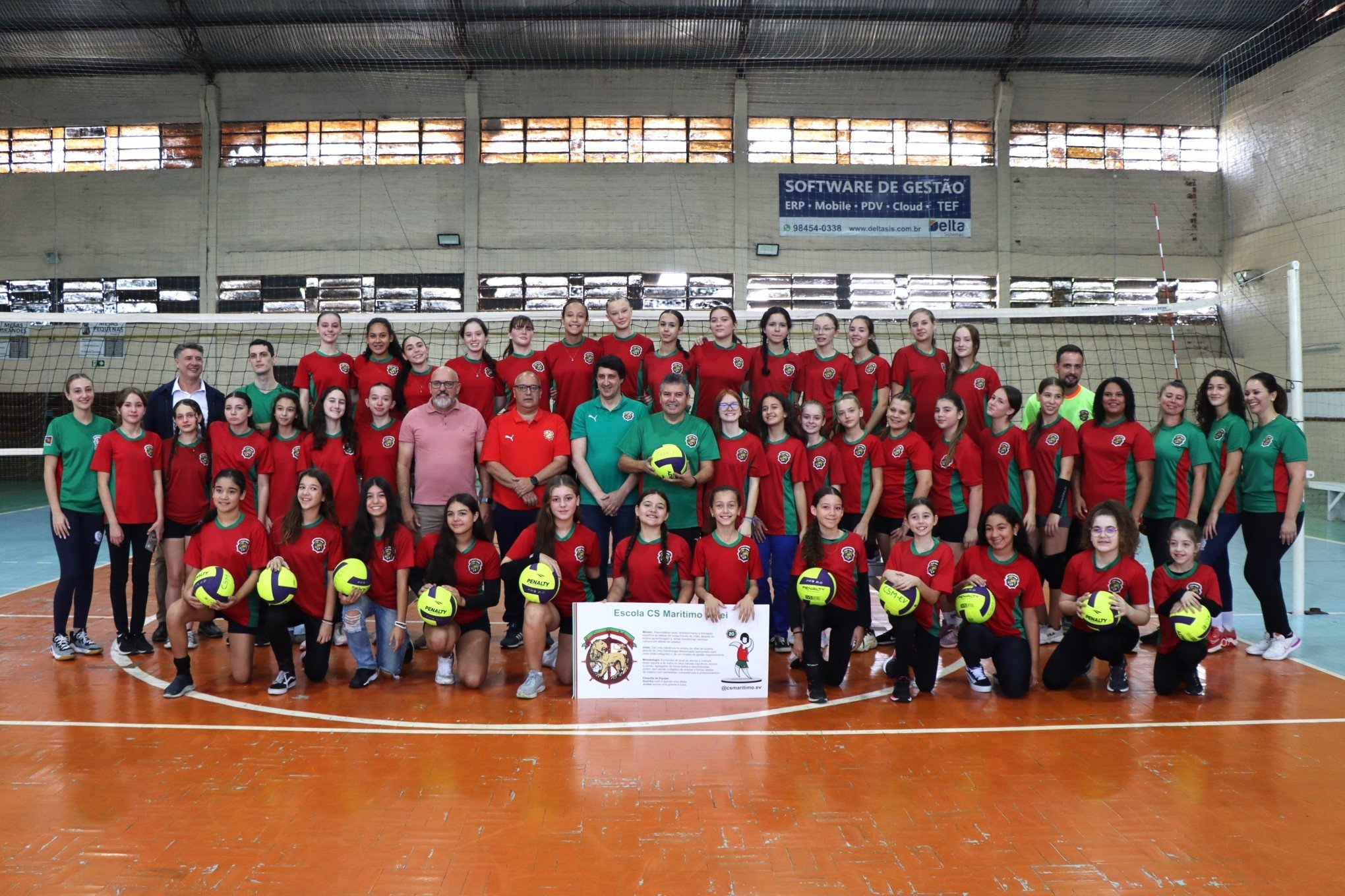 Escola de vôlei de Estância Velha recebe comitiva do Club Sport Marítimo de Portugal