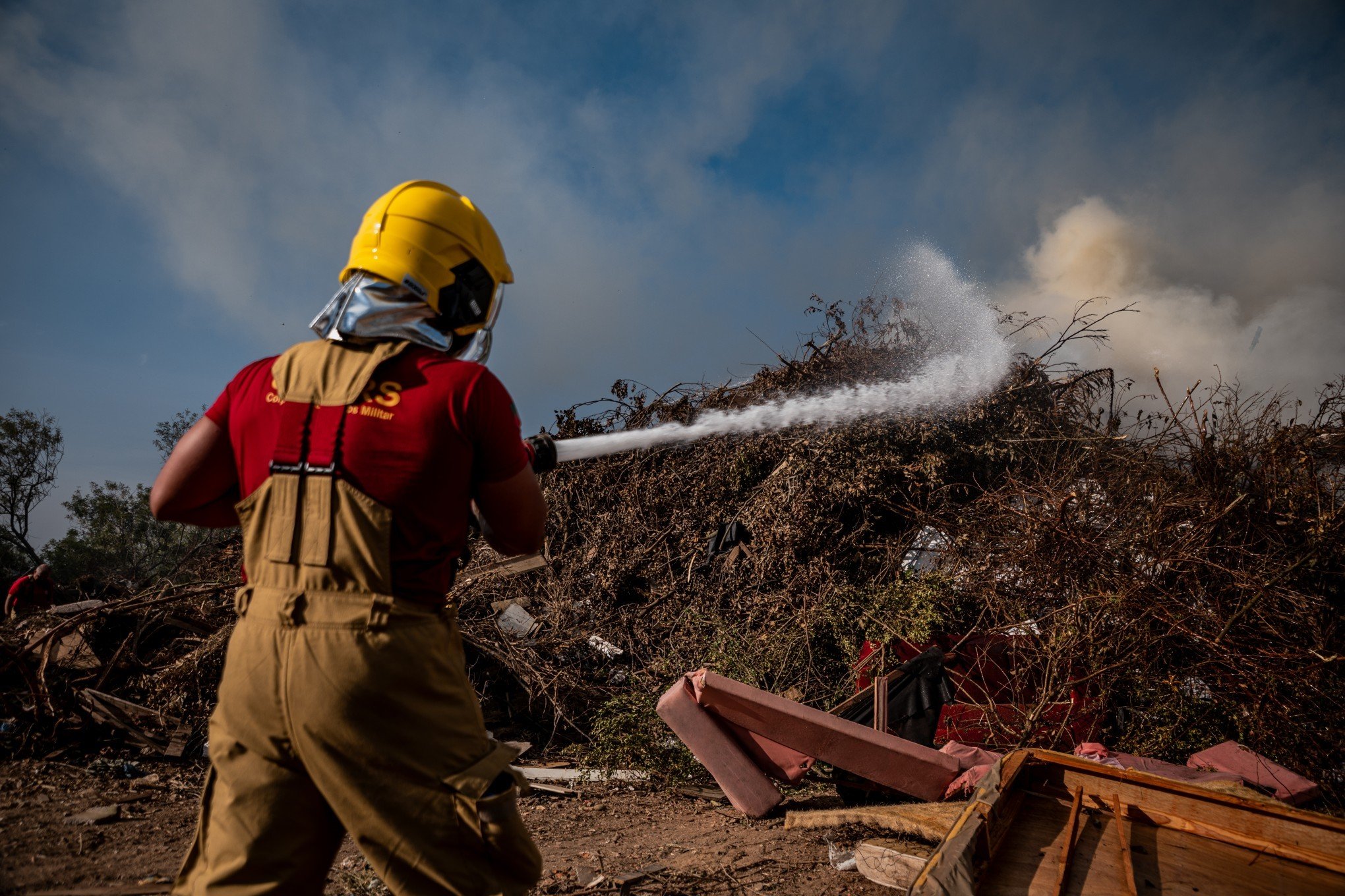 Defesa Civil e Bombeiros fazem trabalho de rescaldo na Usina de Reciclagem Jorge Lanner