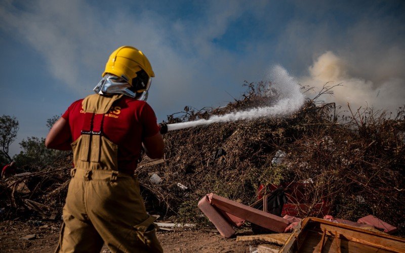 Incêndio na Usina de Reciclagem Jorge Lanner nesta quarta-feira (23)