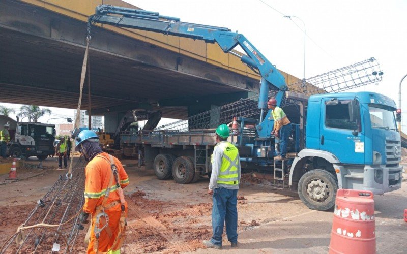 Estacas raiz são trabalhadas por operários nesta quinta-feira (24) debaixo do viaduto da Metrovel, em Canoas