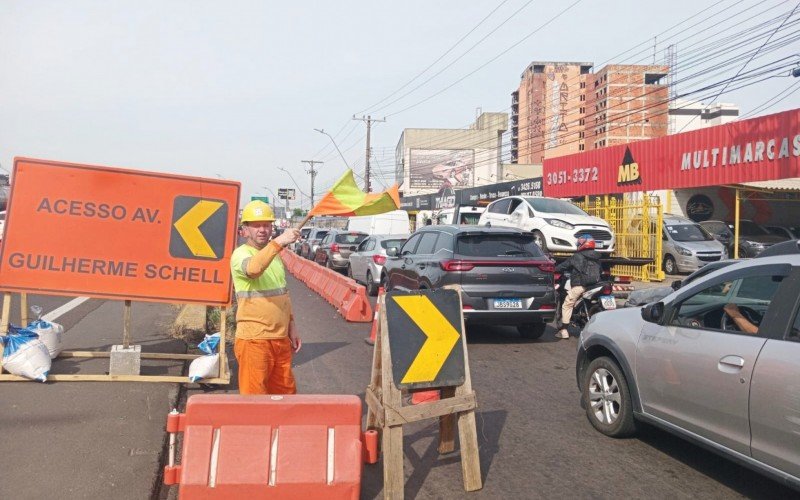 Trânsito lento e congestionamento marcam a Avenida Getúlio Vargas, nesta quinta-feira (24), em Canoas