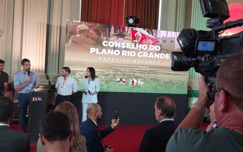  Governo do RS divulga balanço do Plano Rio Grande um ano após enchentes | abc+
