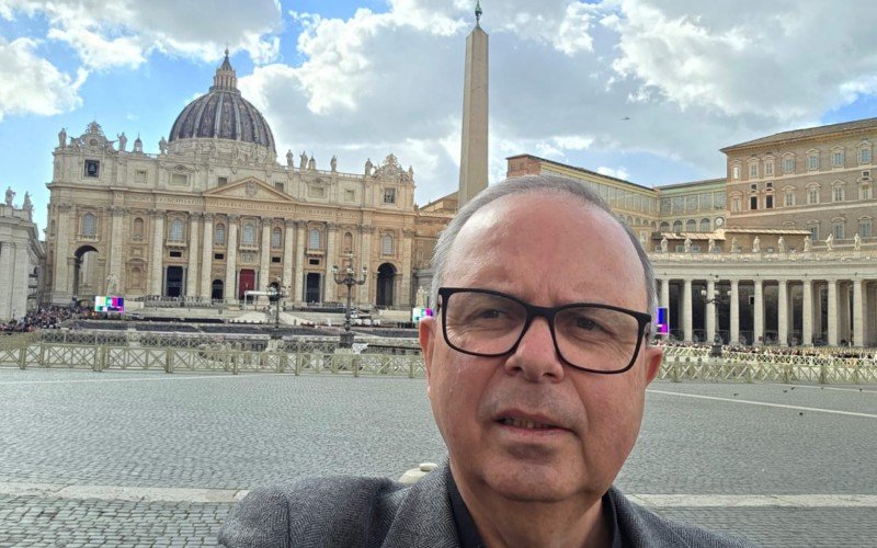 O reitor do Santuário das Mães, padre Julio Marcelino dos Santos, que viajou a Roma na segunda-feira (21) para a canonização do então Beato Carlo Acutis, chamado de padroeiro da internet, está nesta quinta-feira (24) no funeral do Papa Francisco | abc+