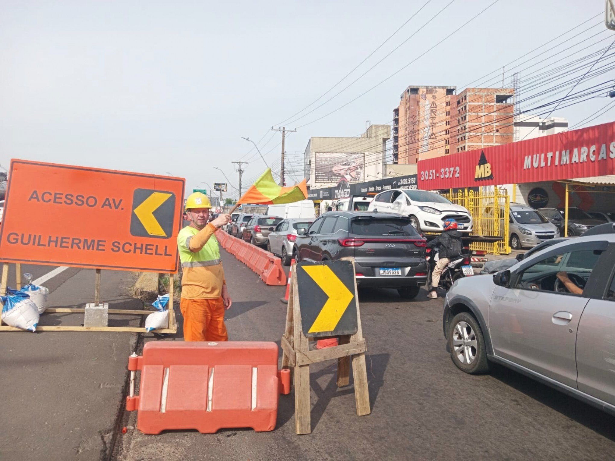 Instalação de estacas raiz no viaduto da Metrovel causa congestionamento de 2 km em Canoas