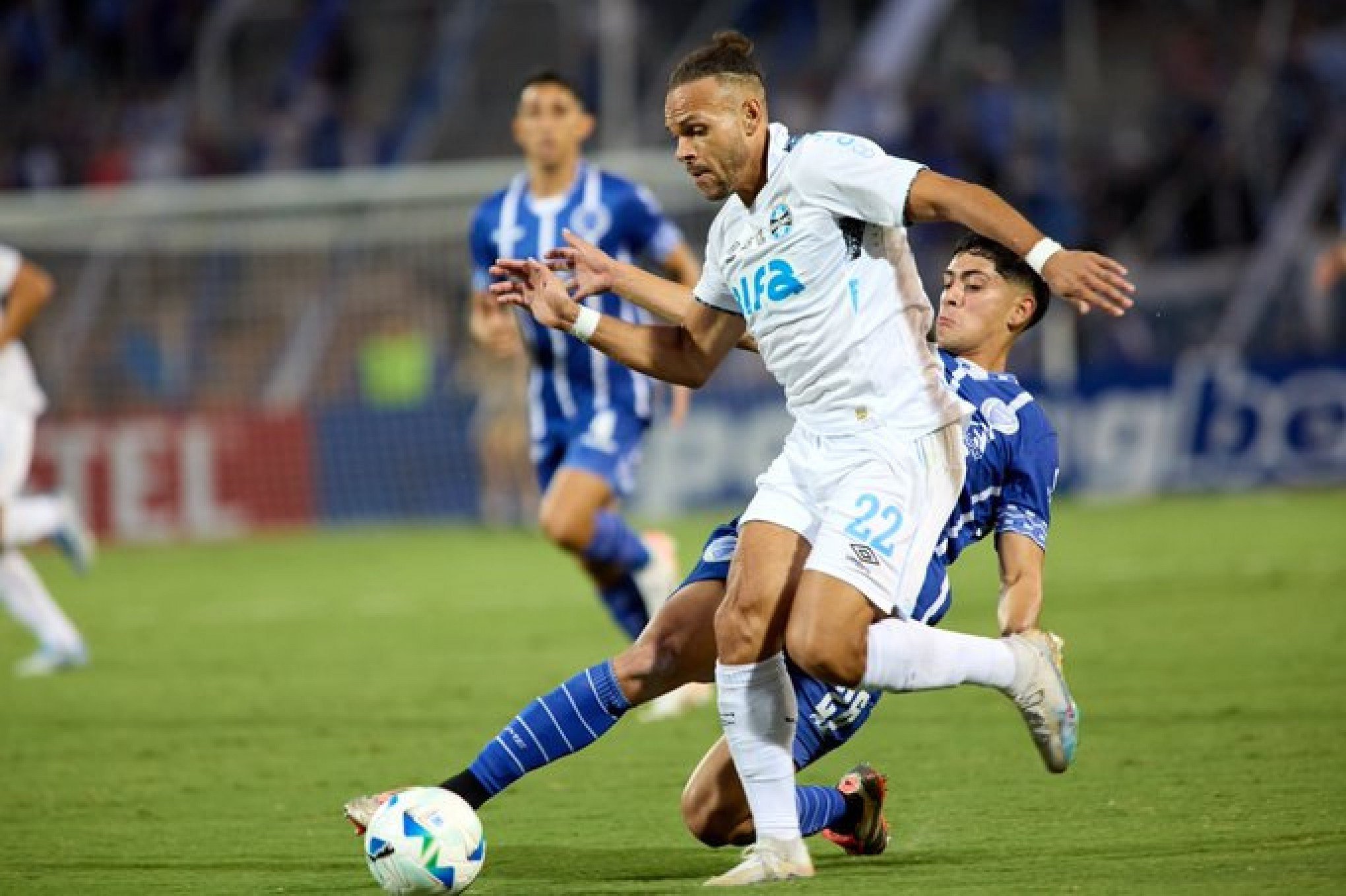 Na estreia de Mano Menezes, Grêmio empata na Argentina