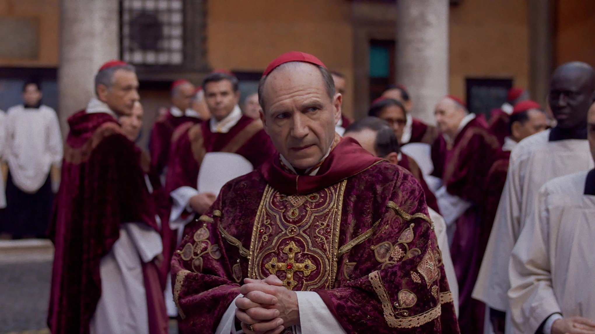 Filme Conclave segue em alta no Brasil, mas outras produções também abordam os mistérios do Vaticano; veja lista para maratonar