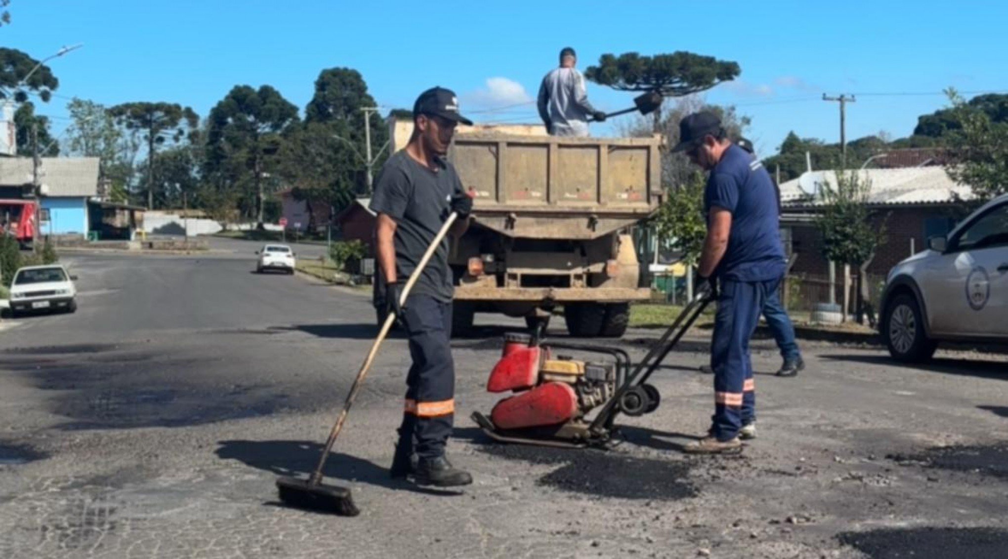 Bairro Santa Terezinha recebe operação tapa-buracos em Canela; confira