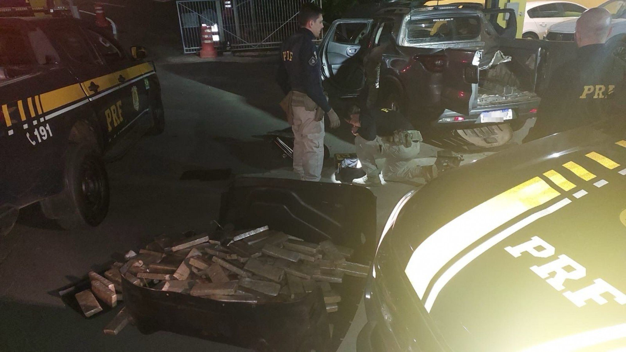 BR-448: Casal é flagrado transportando 100 quilos de drogas escondida na camionete em trecho de Canoas