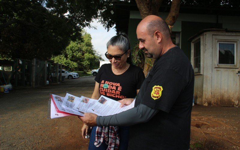 Secretária de Bem-Estar Animal, Paula Lopes, e presidente da ONG Cão Sem Dono, Rafael Miranda