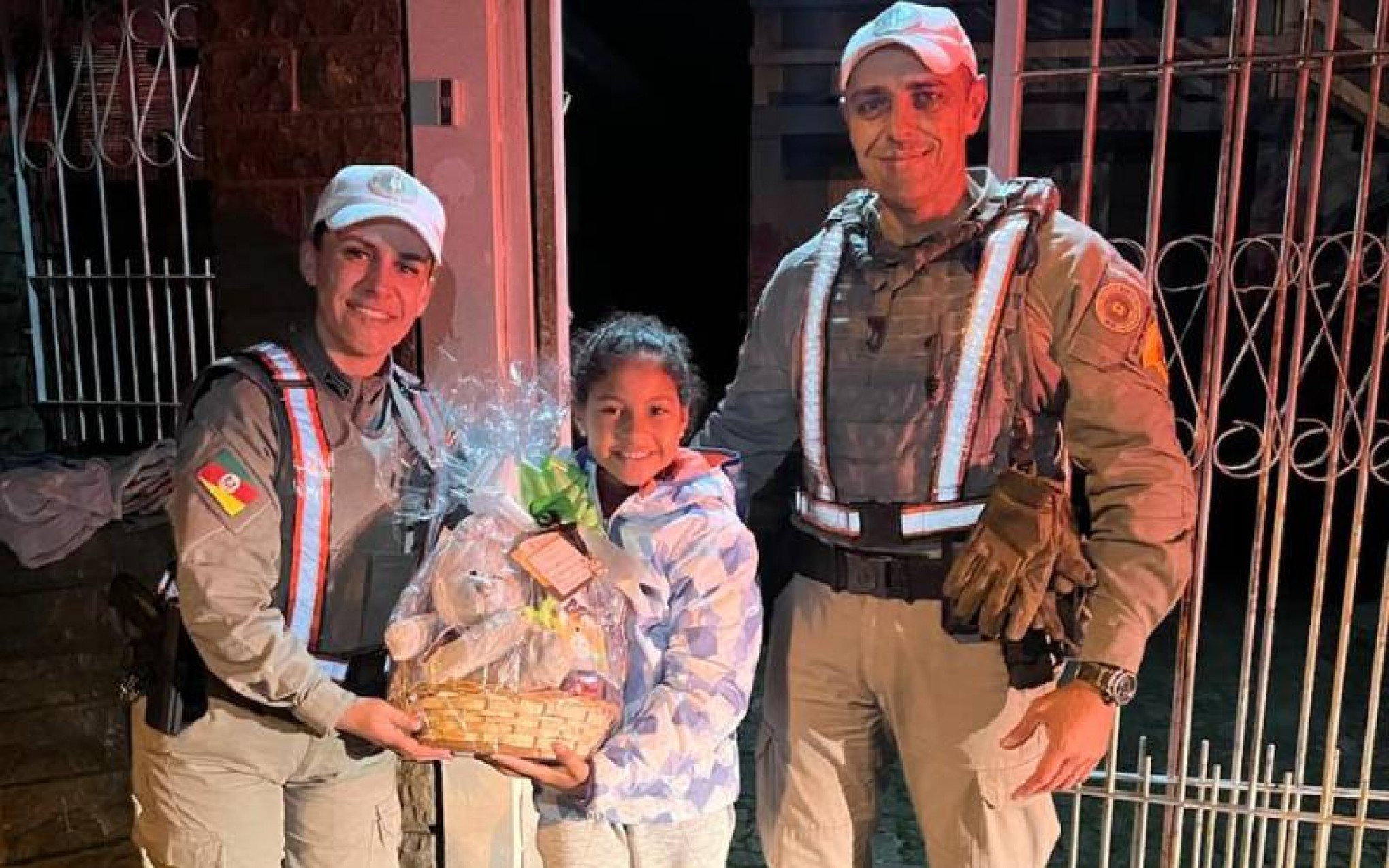 Pelotão Rodoviário de Gramado faz surpresa para admiradora mirim da Brigada Militar