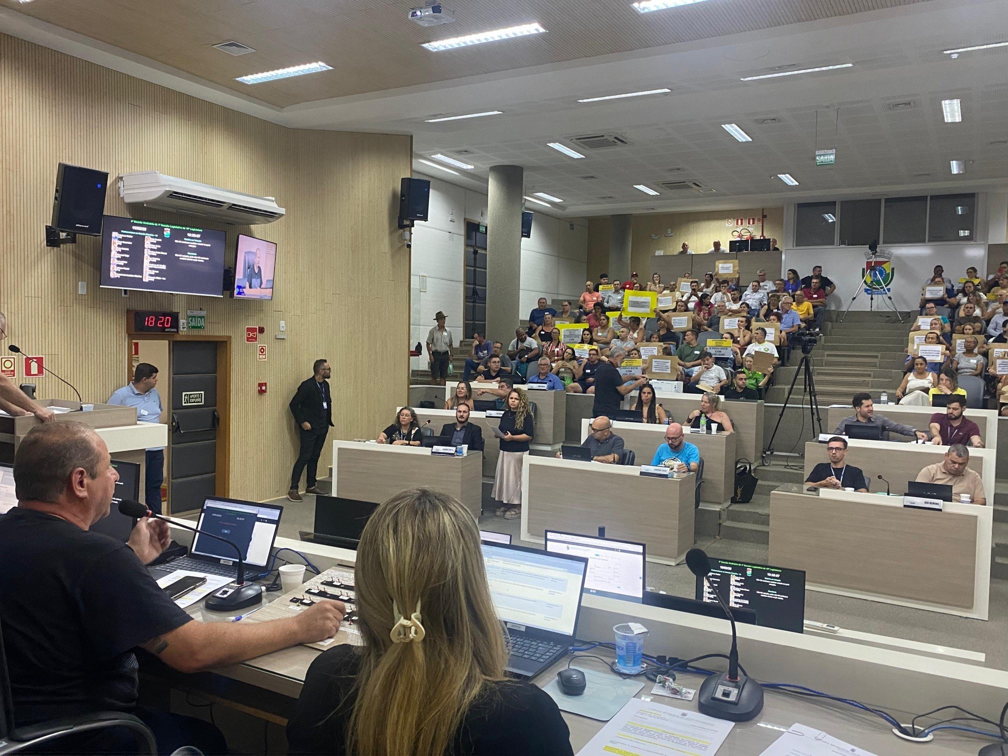 Câmara de Novo Hamburgo avalia mudar horário de uma das sessões semanais; projeto é polêmico