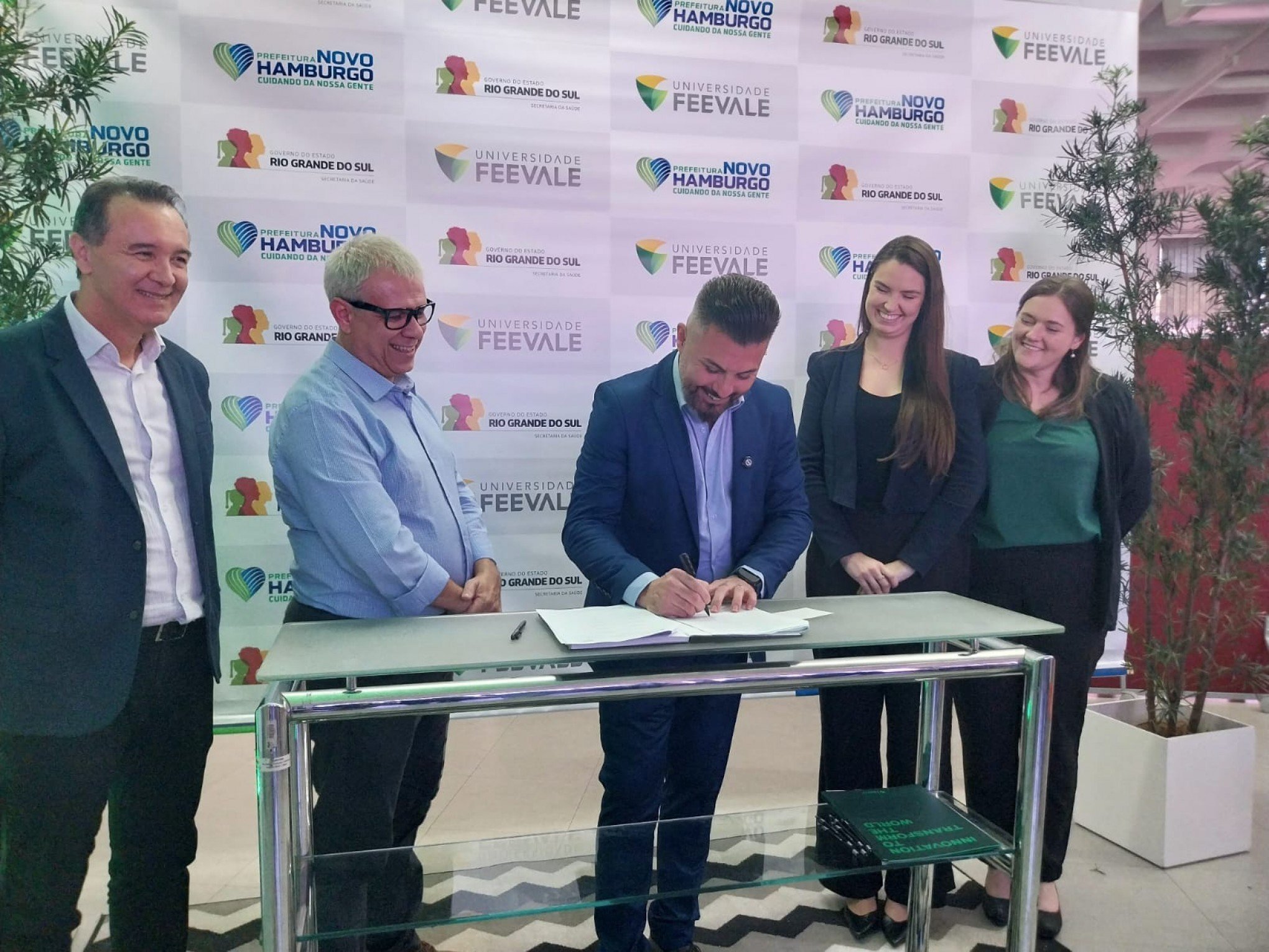 A Prefeitura e a Associação Pró-Ensino Superior em Novo Hamburgo (Aspeur), mantenedora da Universidade Feevale, assinaram um termo aditivo para a construção do Anexo III do Hospital Municipal e um protocolo de intenções para elaboração do projeto arquitetônico de um prédio para sediar a oncologia. | abc+
