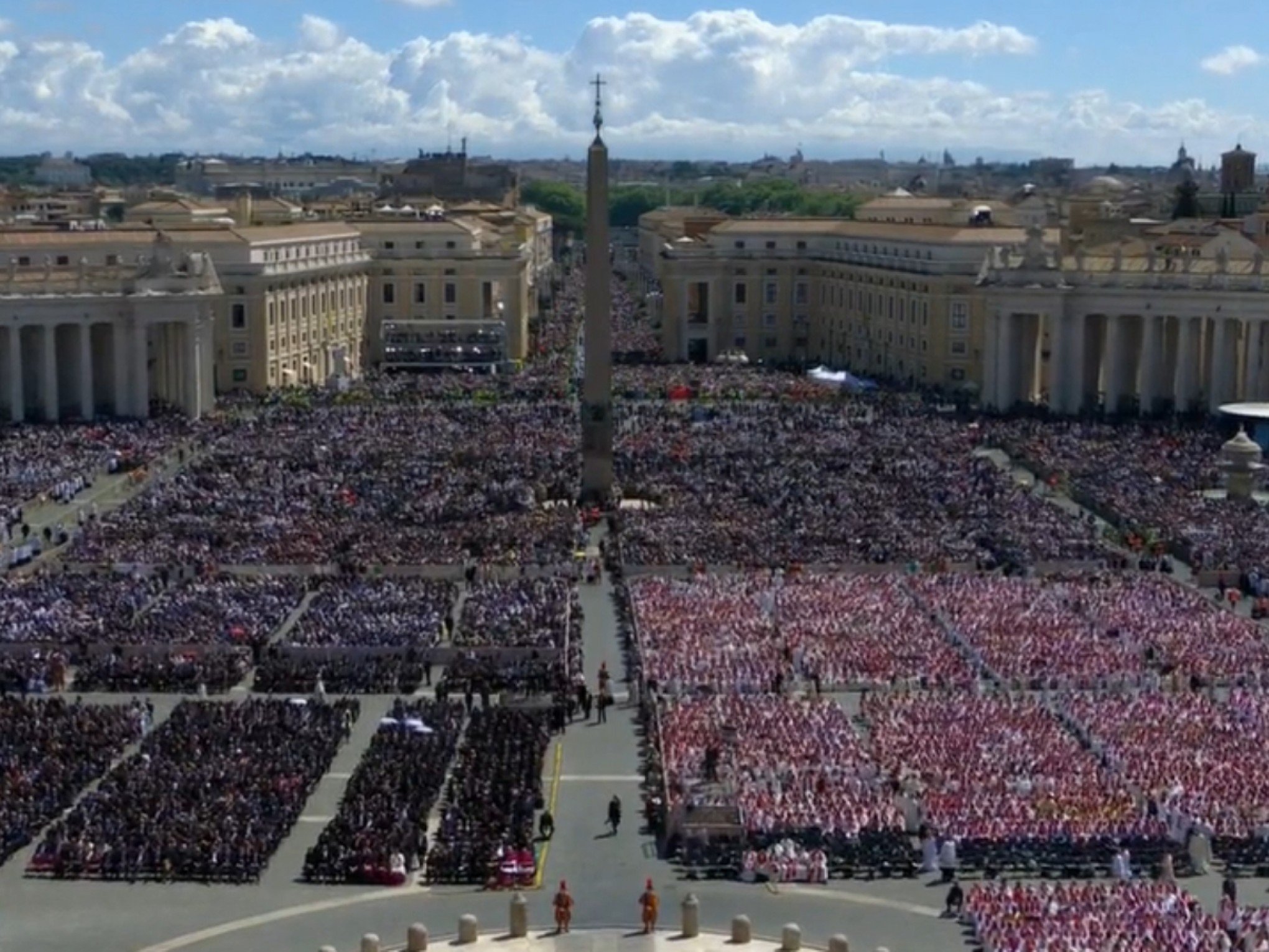 Enterro do papa Francisco: Mais de 200 mil pessoas acompanham cerimônia fúnebre