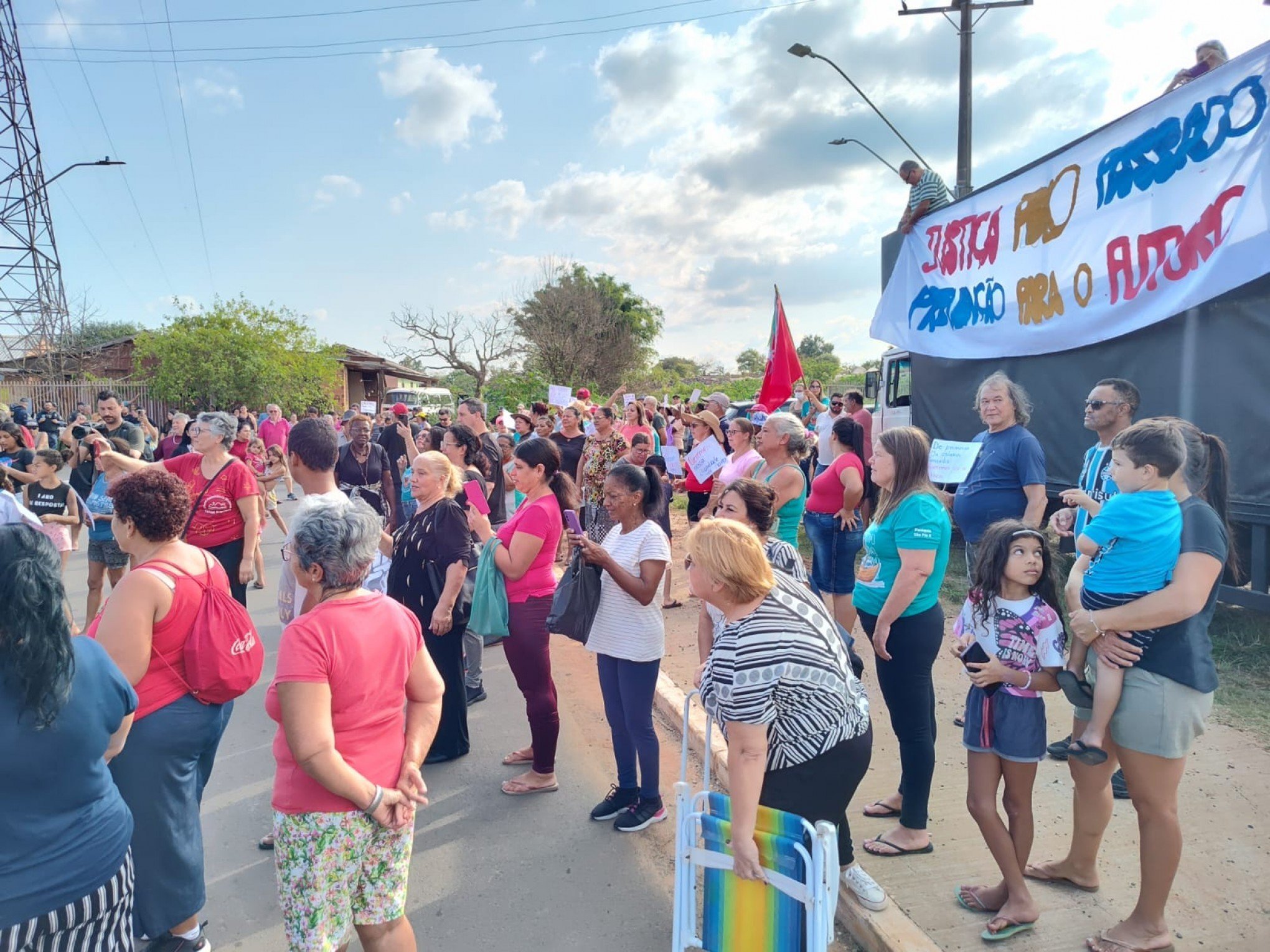 Moradores protestam contra a demora na execução das obras de prevenção contra enchentes em Canoas