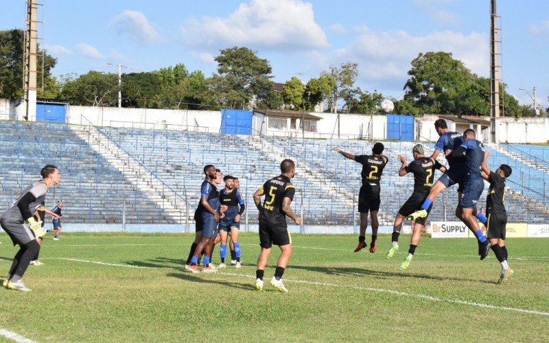 Zagueiro Guizão subiu mais do que a zaga adversária para marcar pelo Aimoré | abc+