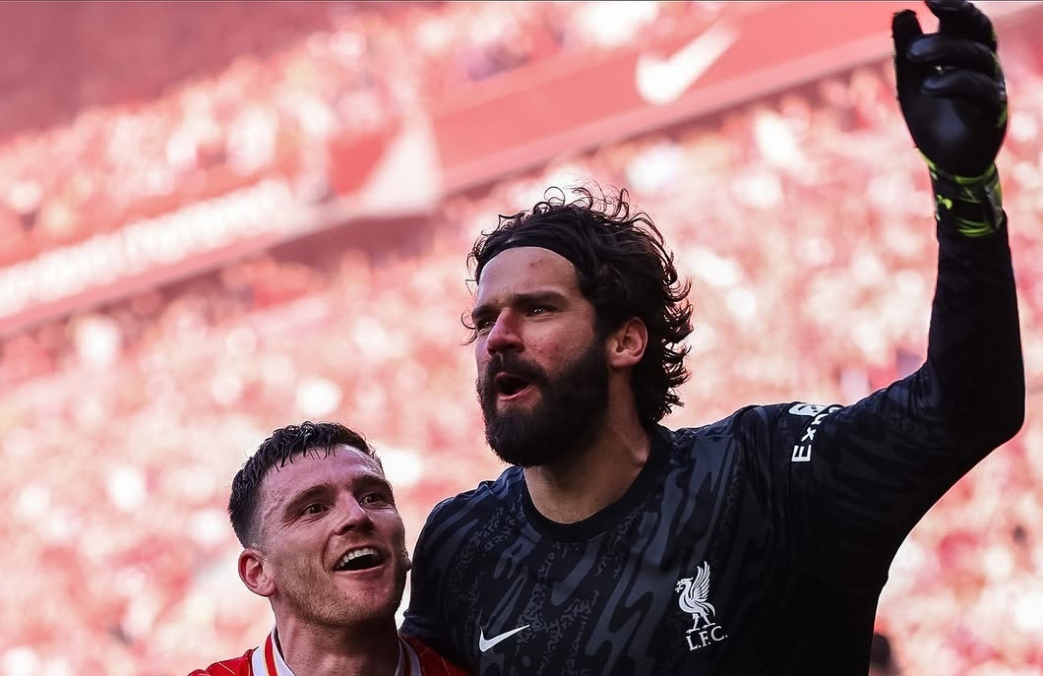 Alisson Becker é campeão inglês com o Liverpool