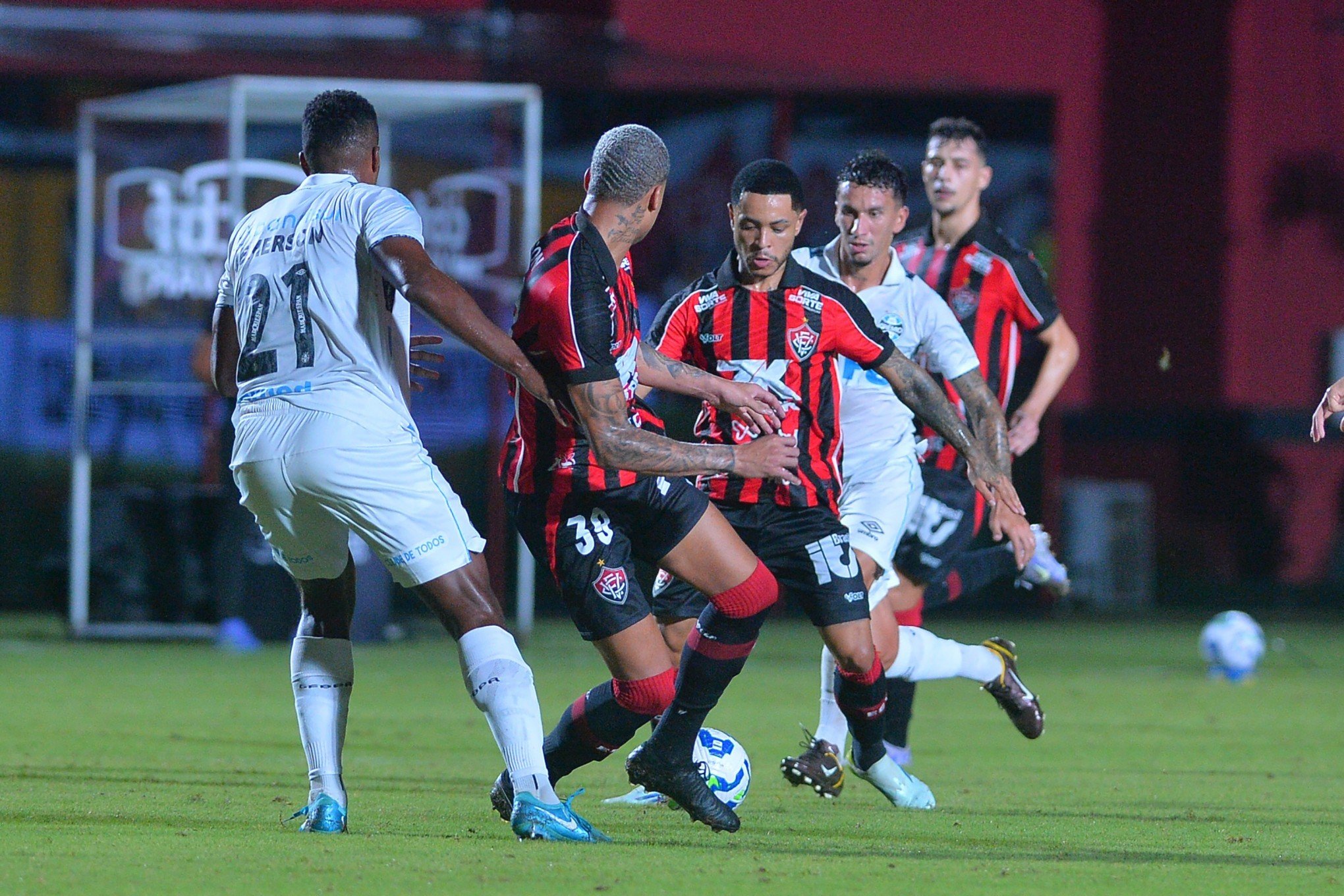 Grêmio sai na frente, mas cede empate para o Vitória no Brasileirão