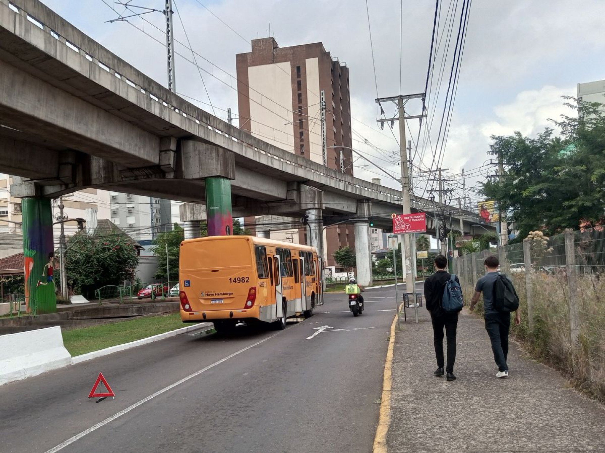 Ônibus da Visac tem princípio de incêndio em avenida central de Novo Hamburgo