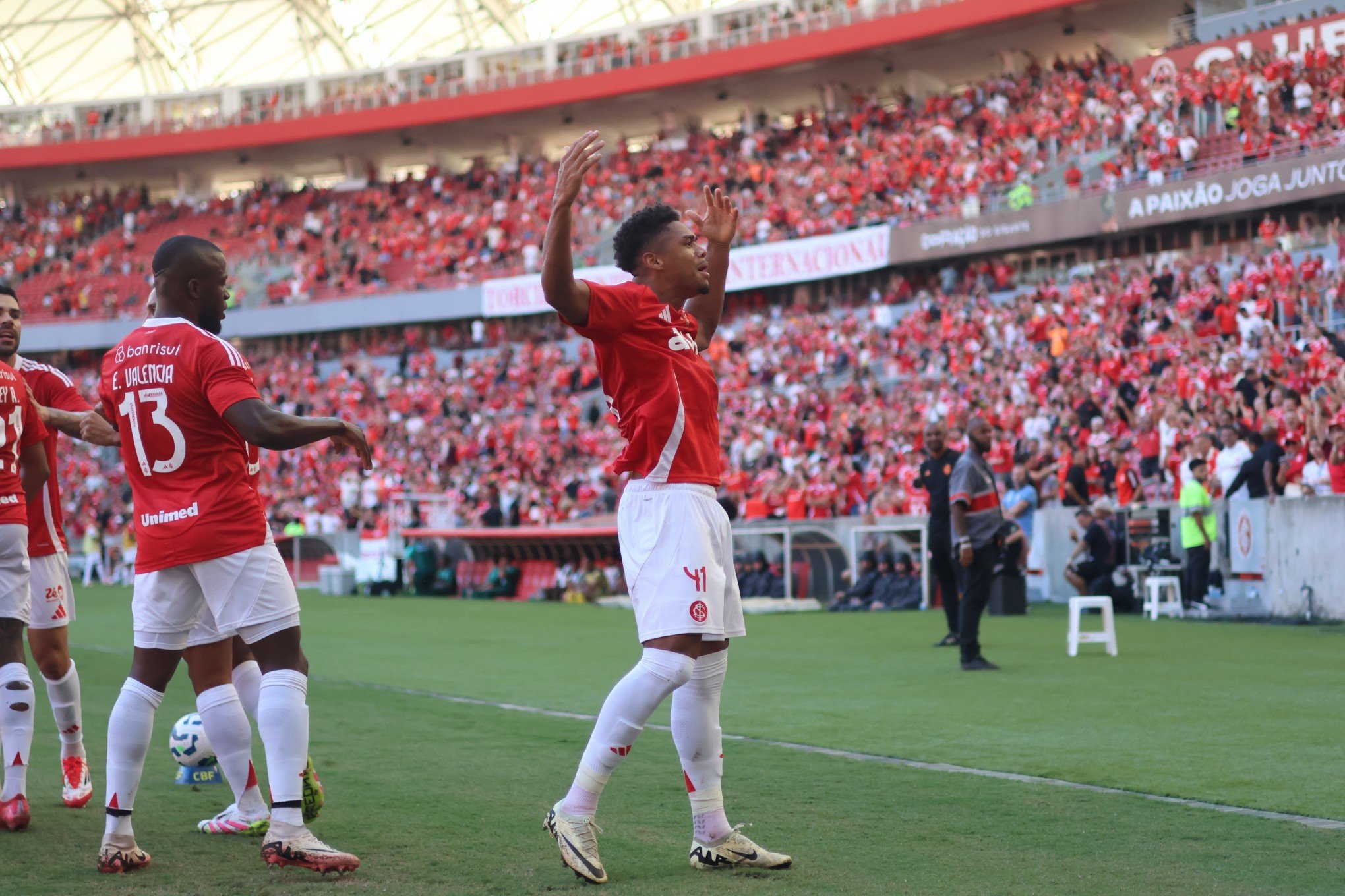 "Fenômeno na bola aérea", diz Roger sobre Victor Gabriel