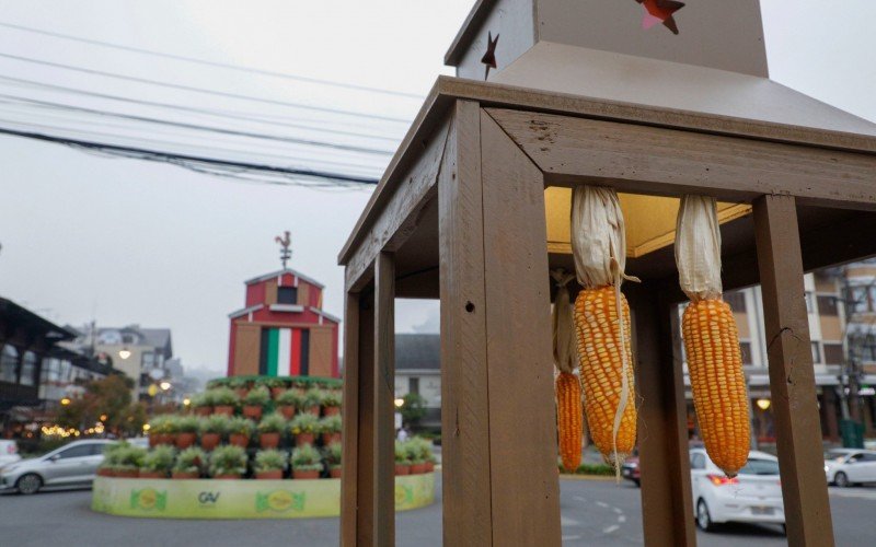 Decoração da Festa da Colônia 2025 é montada em Gramado