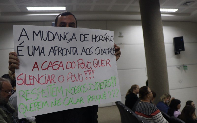 Na primeira votação da matéria manifestantes protestam contra mudança no horário das sessões  | abc+