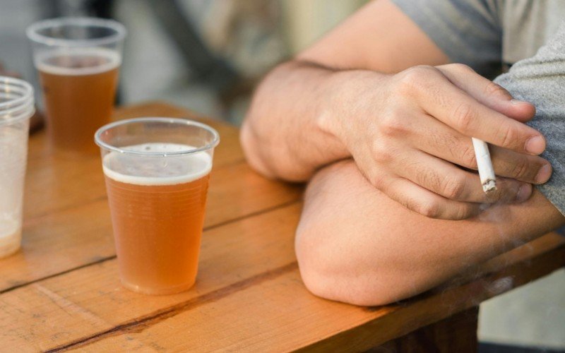 Fumar, consumir bebidas alcoólicas em excesso e não fazer atividades físicas são prejudiciais à saúde | abc+