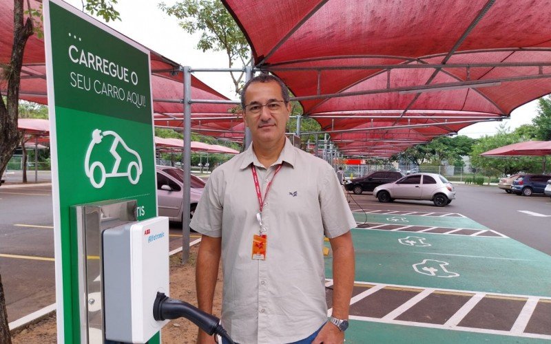  O gerente do Rissul, em Novo Hamburgo, Luís César da Silva, conta que percebe o crescimento do mercado de veículos elétricos por conta do serviço prestado pelo supermercado  | abc+