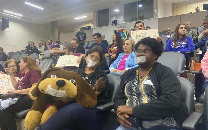 Manifestantes protestam contra mudança no horário das sessões da Câmara | abc+