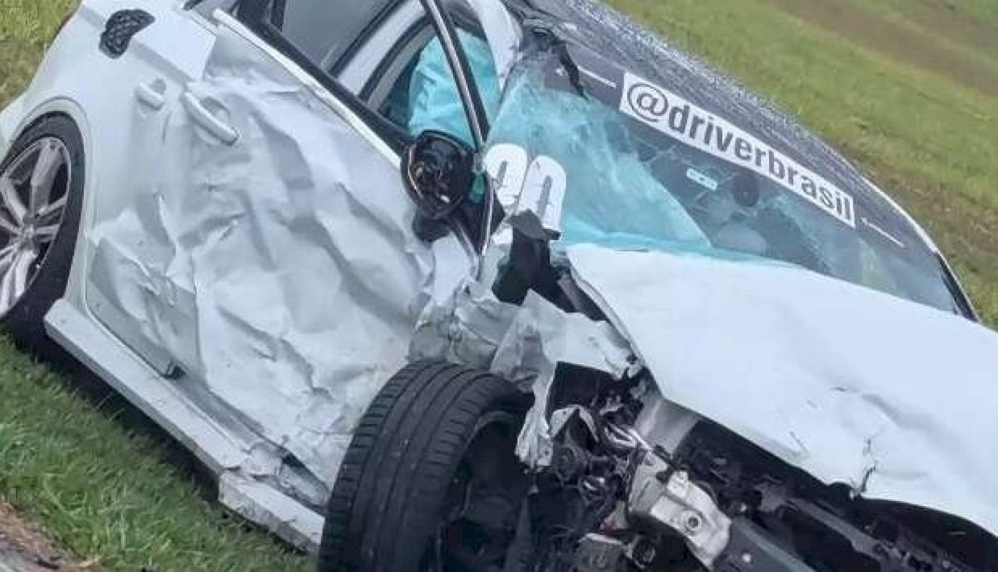 Empresário morre ao bater BMW durante corrida de carros de luxo em pista de aeroporto