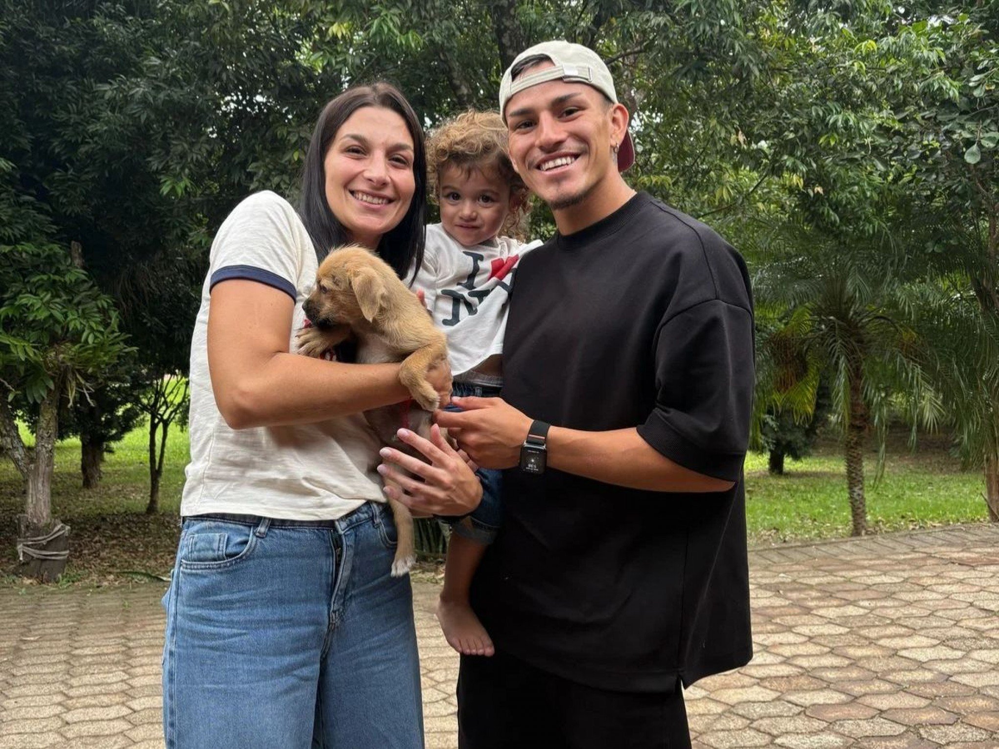 Jogador do Inter adota cachorrinho encontrado em Sapiranga