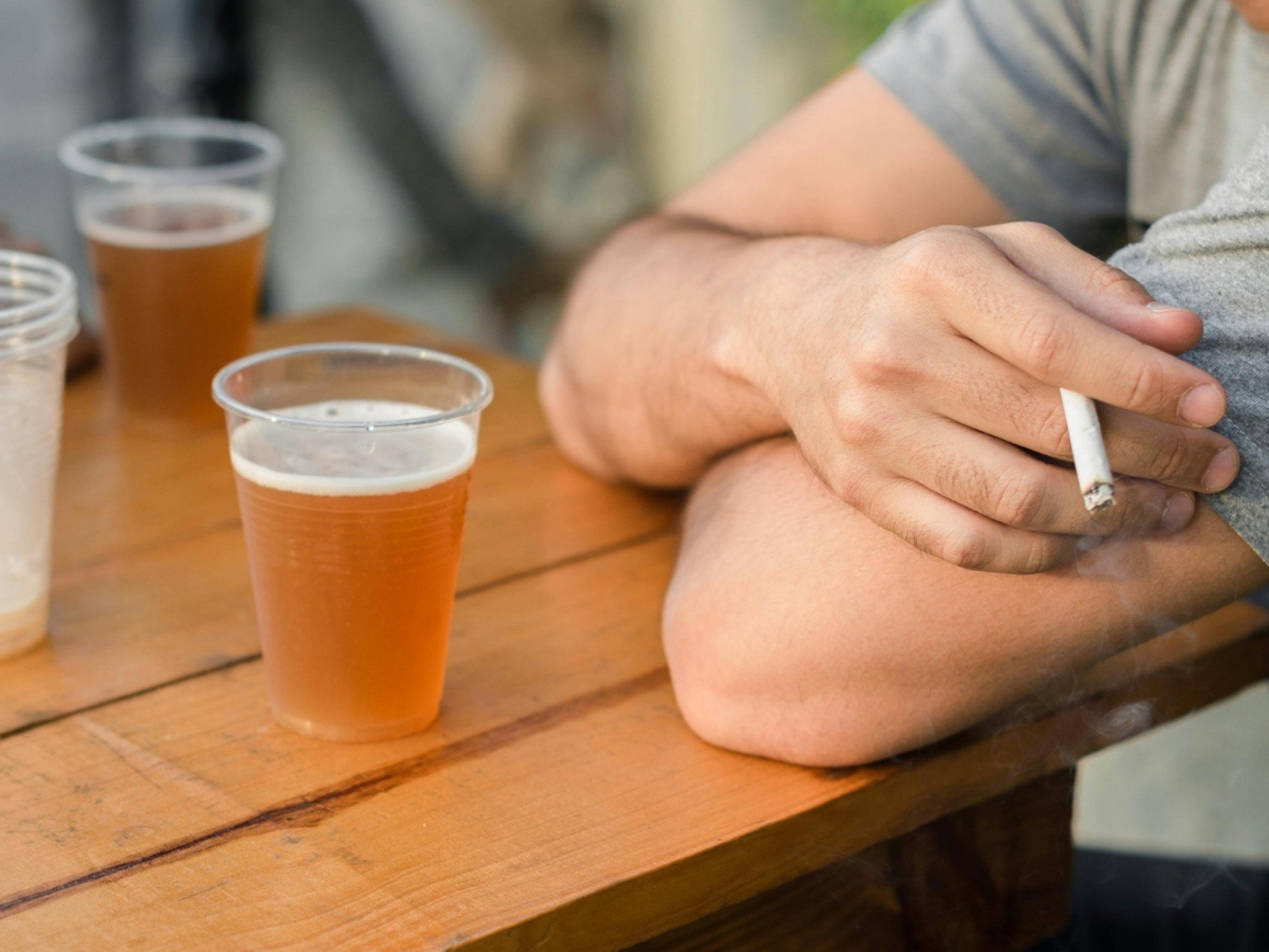 A conta de beber, fumar e não se exercitar chega mais cedo do que você imagina; ciência tem idade exata