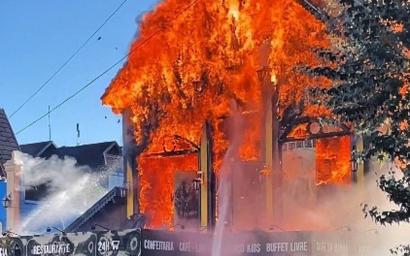 Fogo destruiu rapidamente o prédio do restaurante Toda Hora