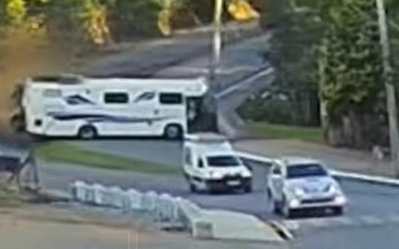 Motorhome quase tomba antes de colidir com poste | abc+