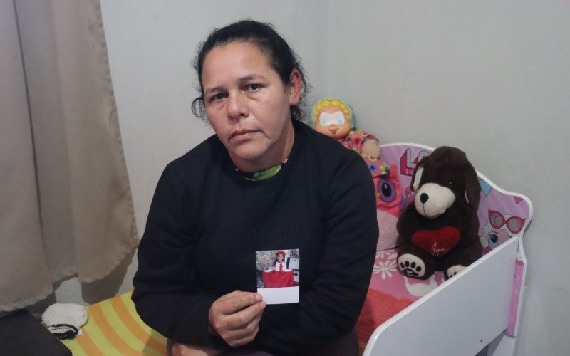 Eliziane de Souza, mãe de Emanuelly de Souza, 5 anos, no quarto que pertencia à menina. A criança e o pai, Toni Vanderlei de Souza, de 62 anos, foram atingidos por um ônibus desgovernado há mais de um mês