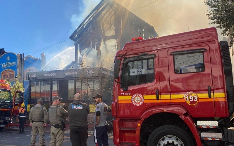 Incêndio destrói o restaurante Toda Hora em Gramado