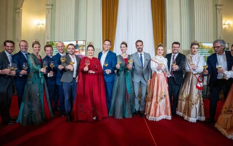 Eduardo Leite sanciona lei que institui vinho e espumante como símbolos do Rio Grande do Sul