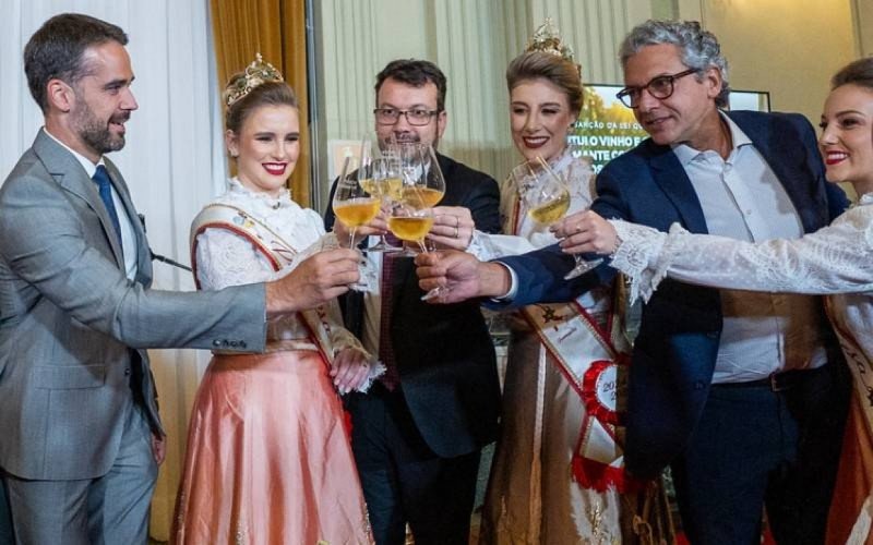 Eduardo Leite sanciona lei que institui vinho e espumante como símbolos do Rio Grande do Sul