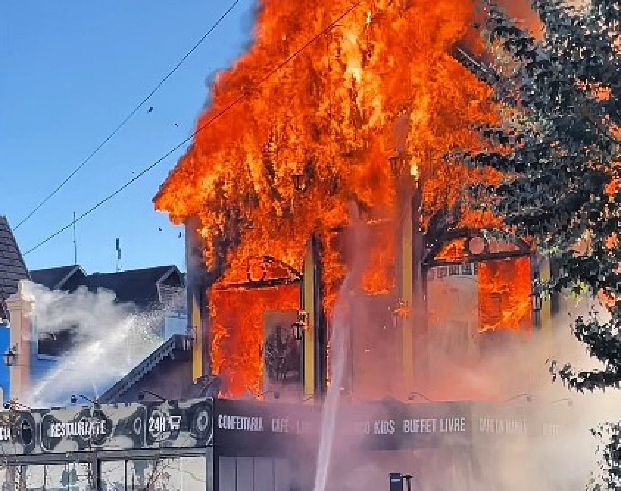 VÍDEO: Novas imagens mostram fogo destruindo restaurante no Centro de Gramado