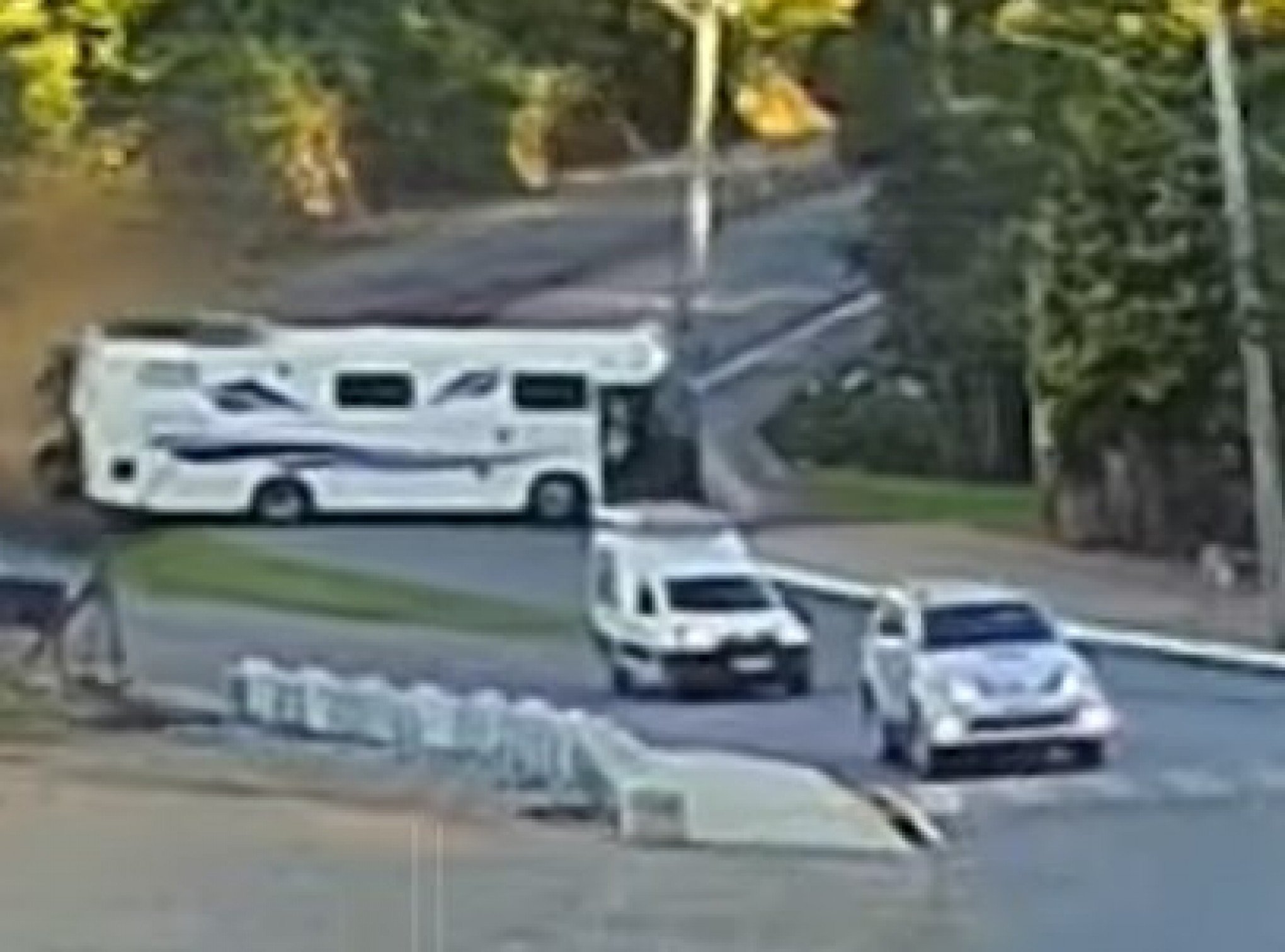 VÍDEO: Motorhome de argentinos quase tomba antes de colidir com poste em curva da morte