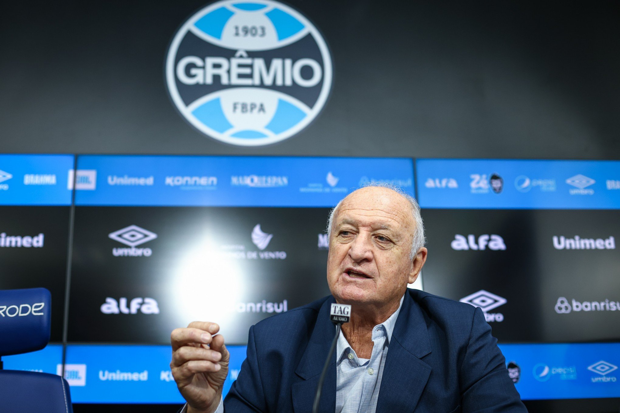 Felipão é apresentado pelo Grêmio e afirma: "Não quero voltar a ser técnico"