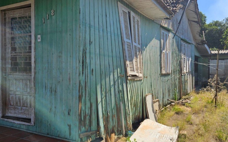 Casa de Anderson e Nadir, sobrinha e tio, foi atingida pela enchente no bairro Novo Esteio e ficou inabitável 