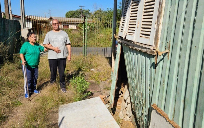 Casa de Anderson e da tia Nadir foi atingida pela enchente no bairro Novo Esteio e ficou inabitável 