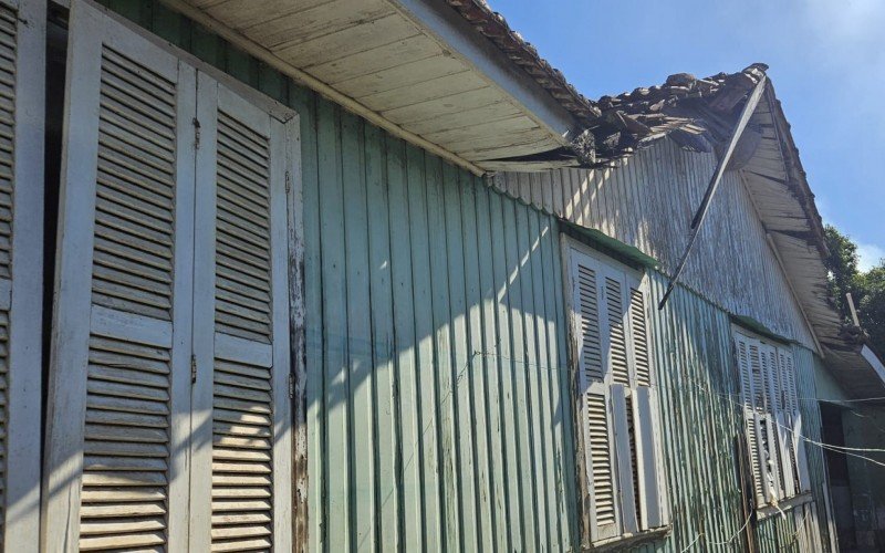 Casa de Anderson e Nadir, sobrinha e tio, foi atingida pela enchente no bairro Novo Esteio e ficou inabitável 